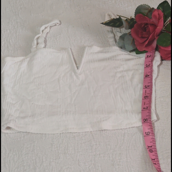 MADISON BERKELEY  WHITE WHITE V CROP TOP SMALL - Picture 2 of 6